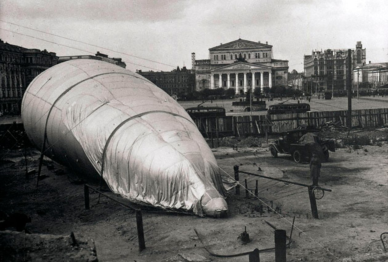 Barrageballon ved Bolshoi Theatre, Moskva, USSR, 1942 af Unbekannt