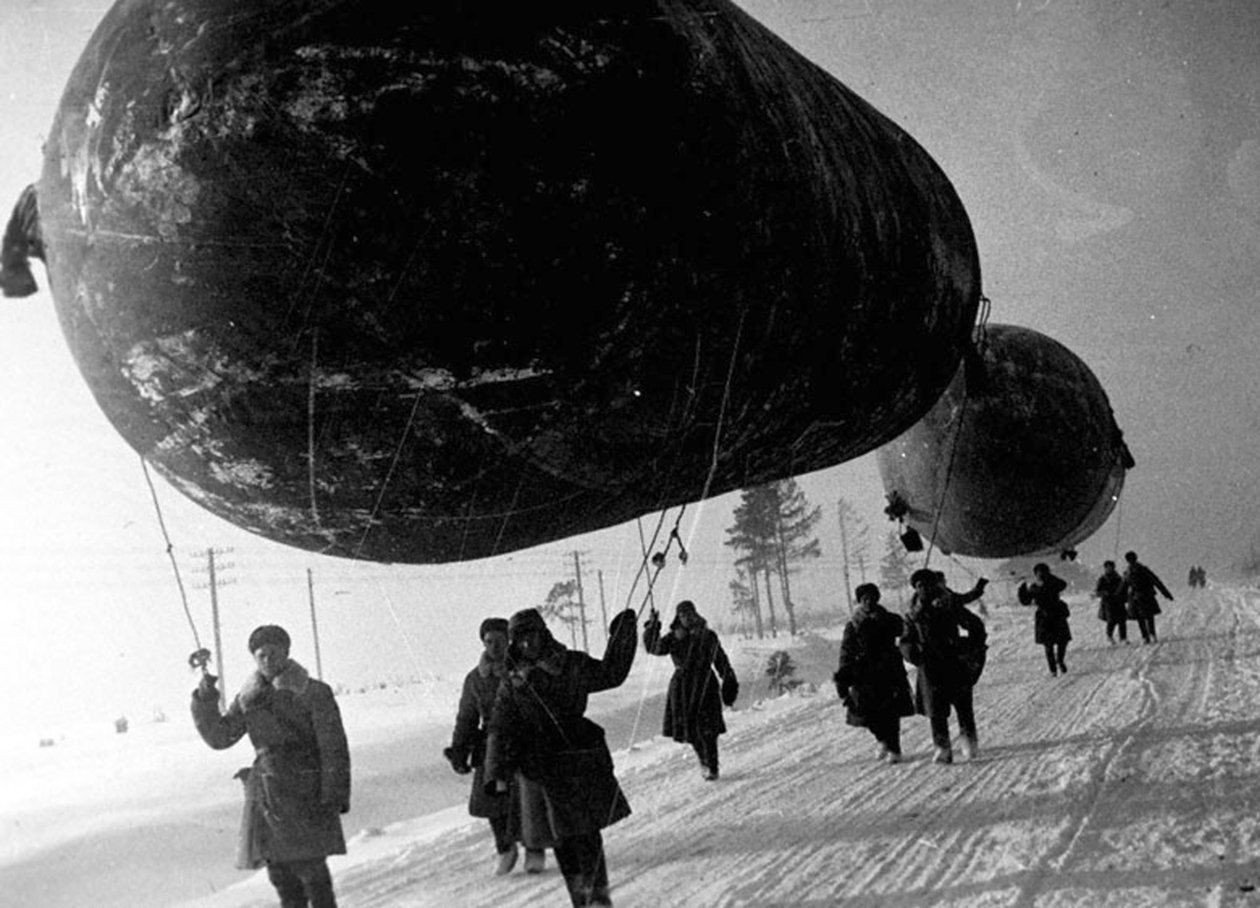 Spærringsballoner nær Moskva, USSR, Anden Verdenskrig, 1941 af Unbekannt