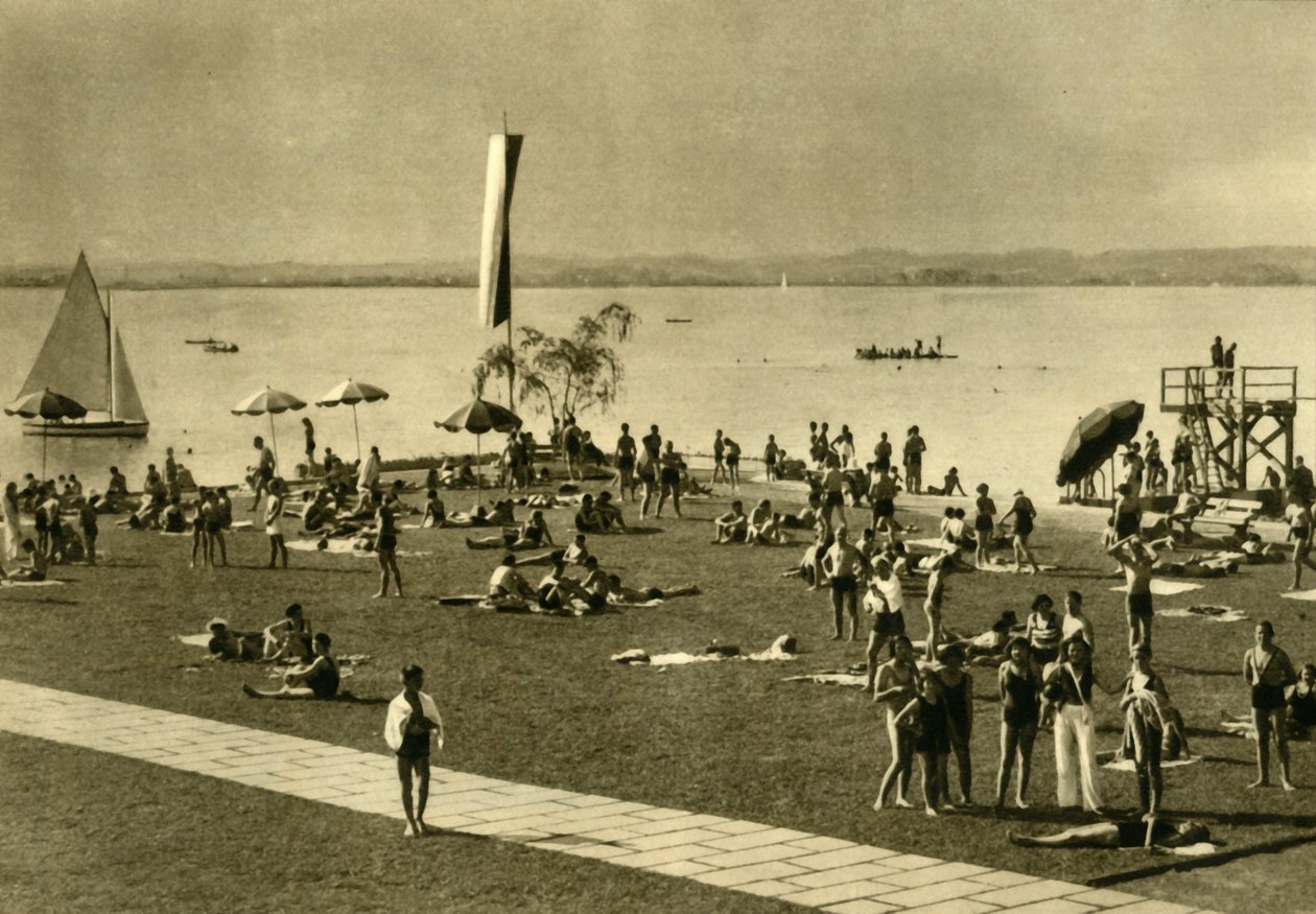 Badende ved bredden af Bodensøen, Bregenz, Østrig, c1935. af Unbekannt