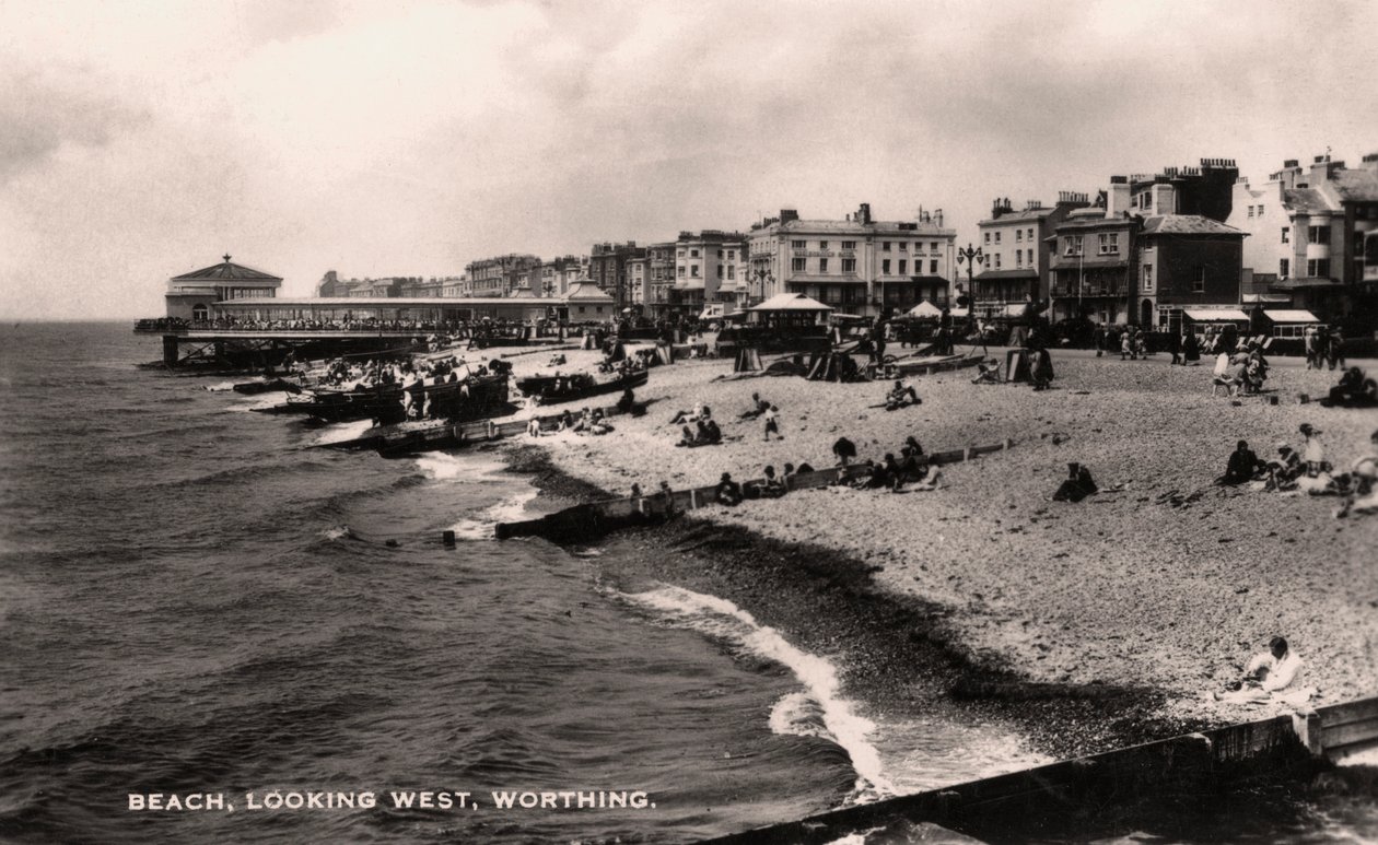 Strand, ser mod vest, Worthing, Sussex, 1935 af Unbekannt