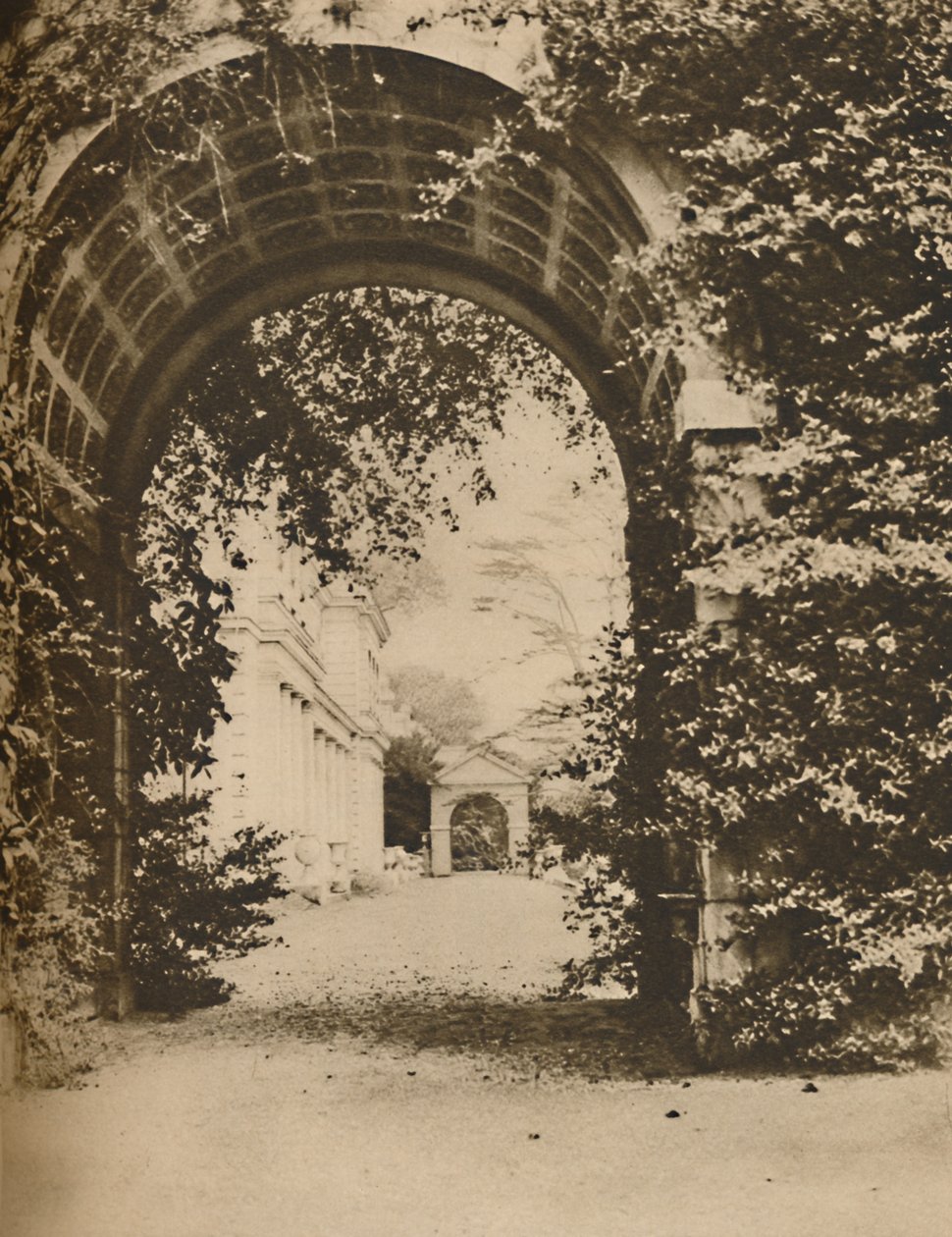 Beautiful Grounds at Gunnersbury åbnet for offentligheden som en ny park, c1935. af Unbekannt