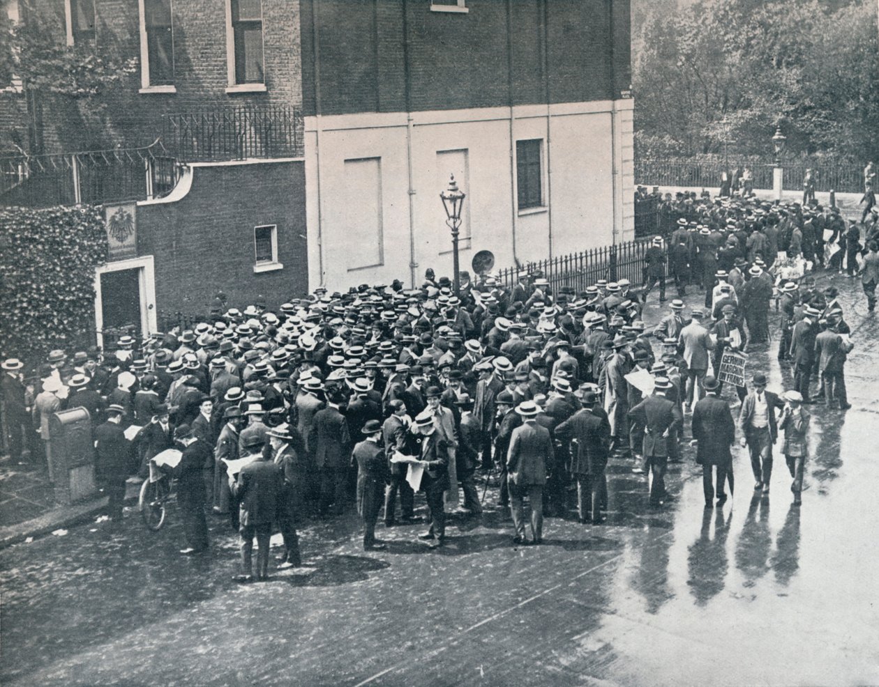 Før England erklærede krig: Tyske reservister ventede uden for det tyske konsulat i London, 1914 af Unbekannt