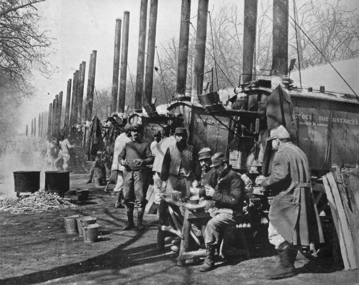 Bag franske linjer, feltkøkkener knyttet til den franske hær, 1915 af Unbekannt