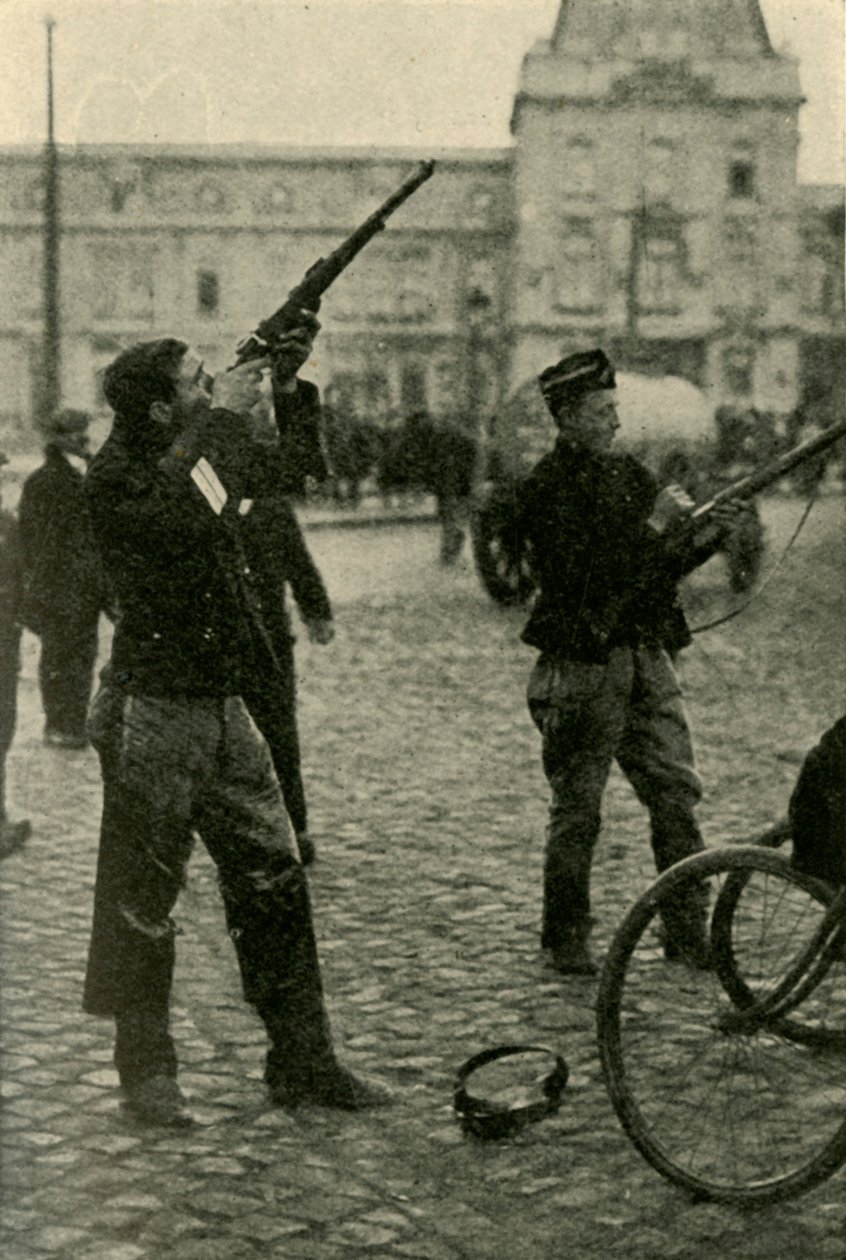 Belgiske militærcyklister skyder mod et tysk fly, Første Verdenskrig, 1914-1918, c1920. af Unbekannt