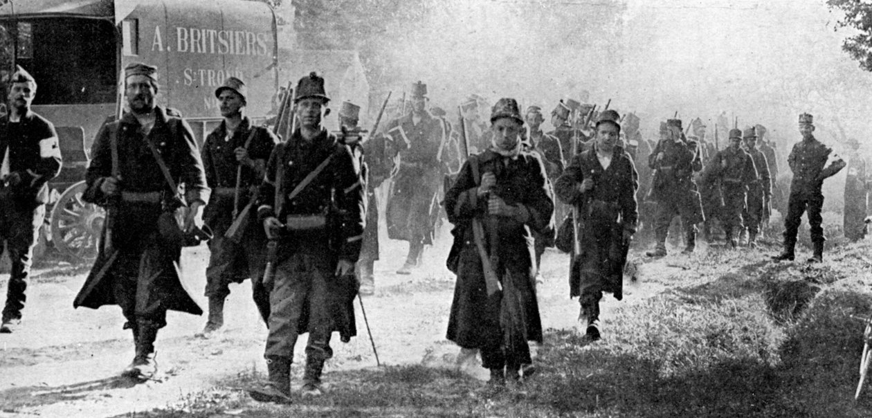 Belgian troops nearing the scene of battle, First World War, 1914 af Unbekannt