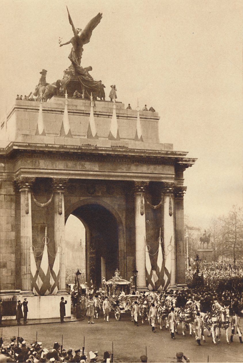 Beneath the Quadriga, 12. maj 1937 af Unbekannt