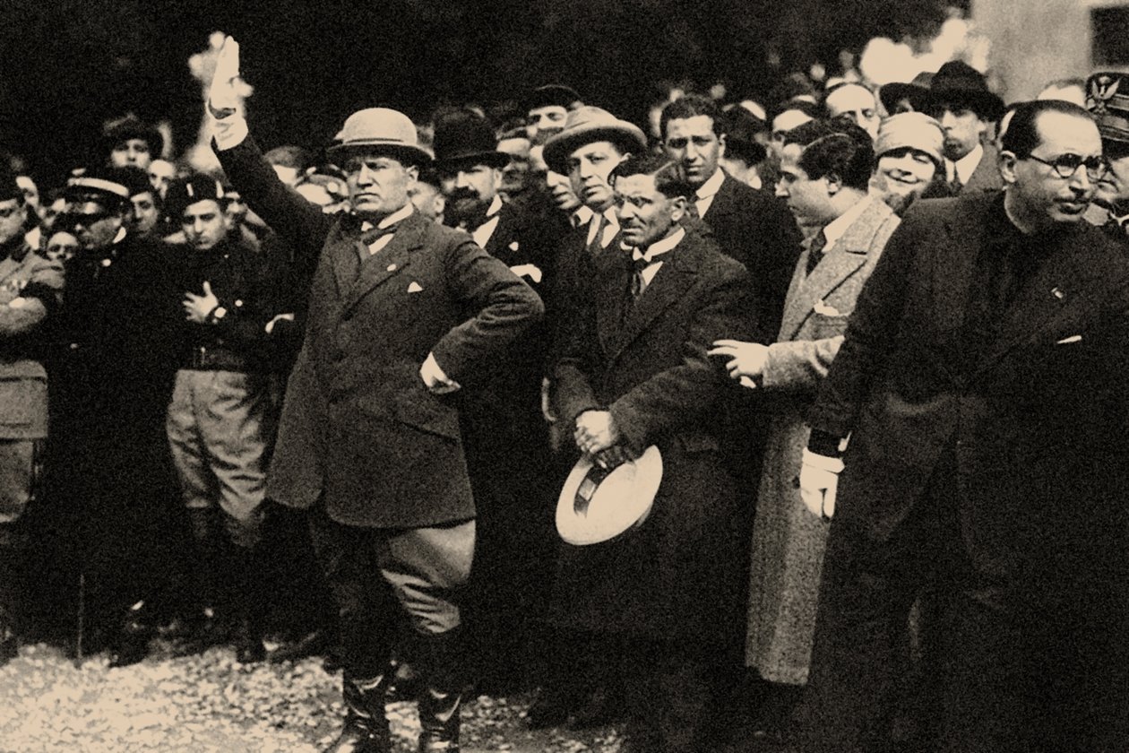 Benito Mussolini, mellem medlemmerne af det fascistiske parti, kort ...