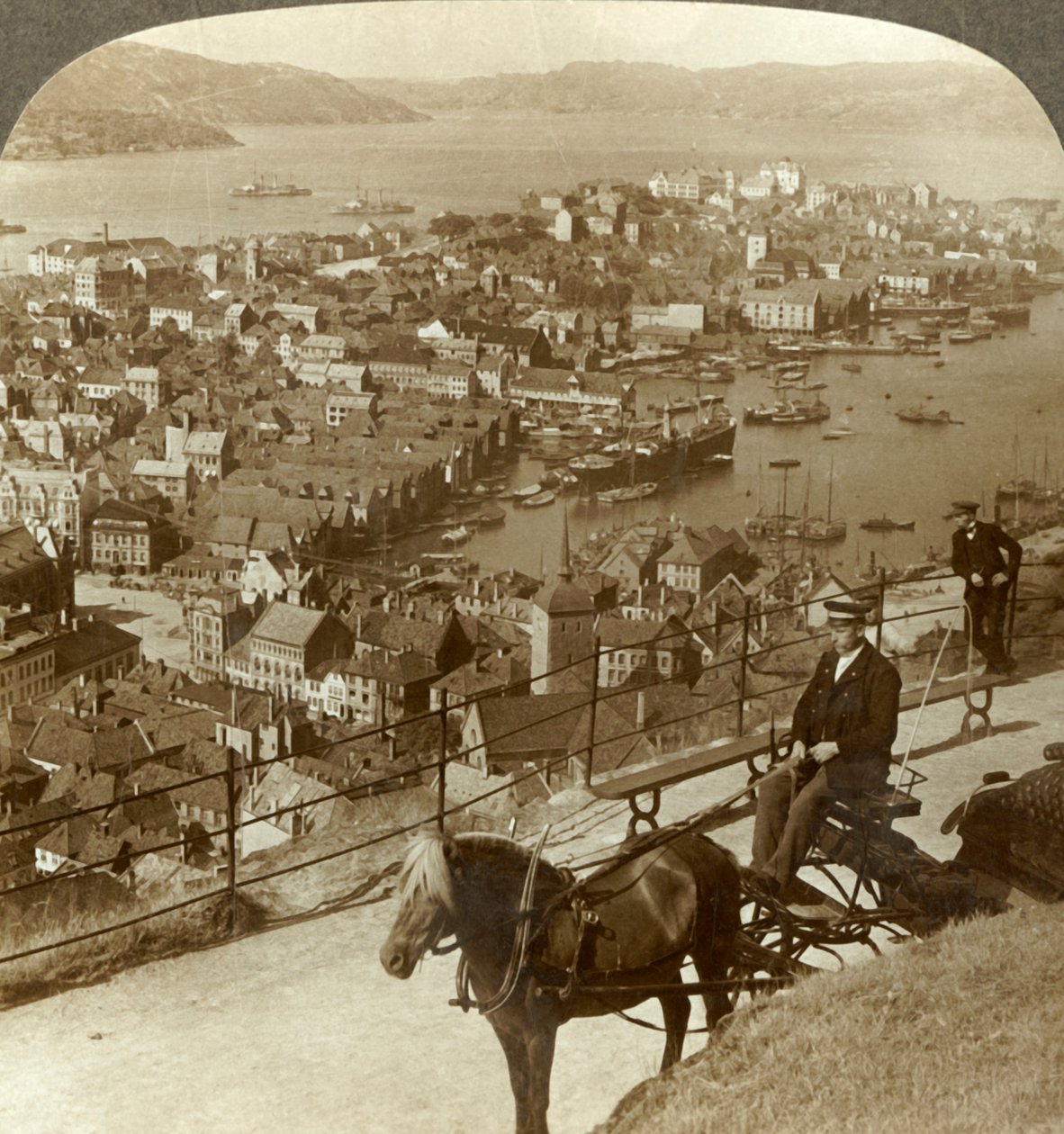 Bergen, vest for Floifjeldet, over havnen til højre og Puddefjord fjernt, Norge, c1905. af Unbekannt