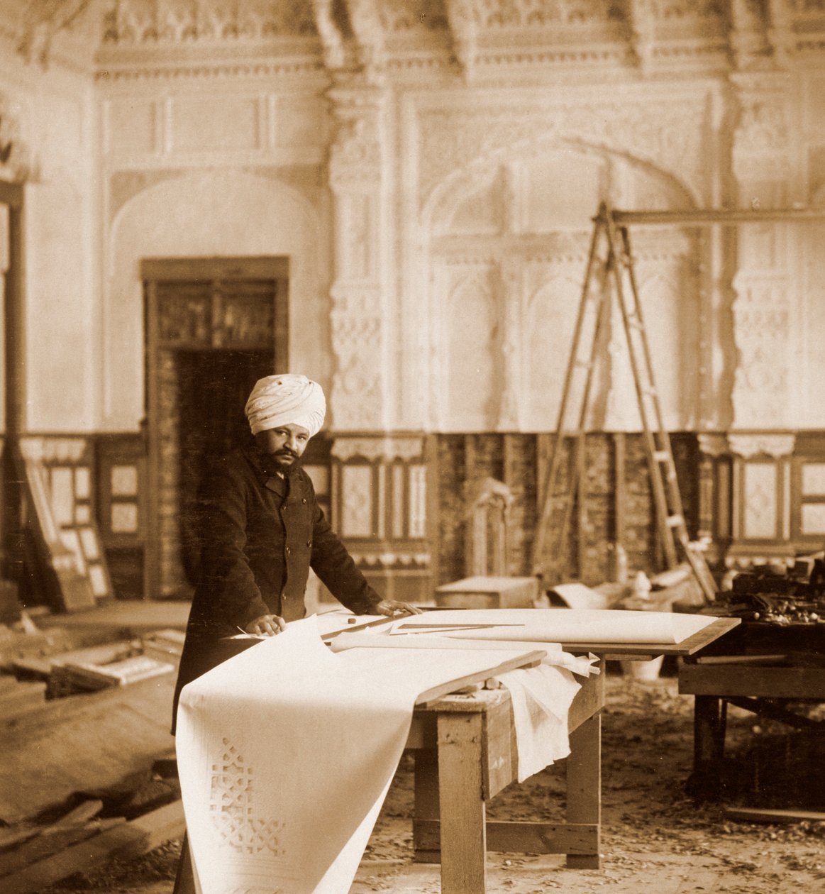 Bhai Ram Singh på arbejde i Indian Room, Osborne House, Isle of Wight, 1892 af Unbekannt