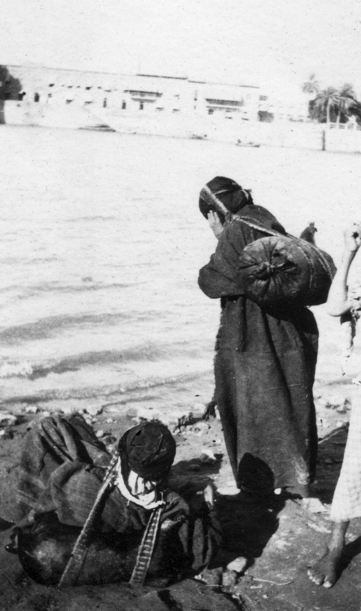 Bhistis eller vandbærere, Basra, Irak, 1917-1919 af Unbekannt