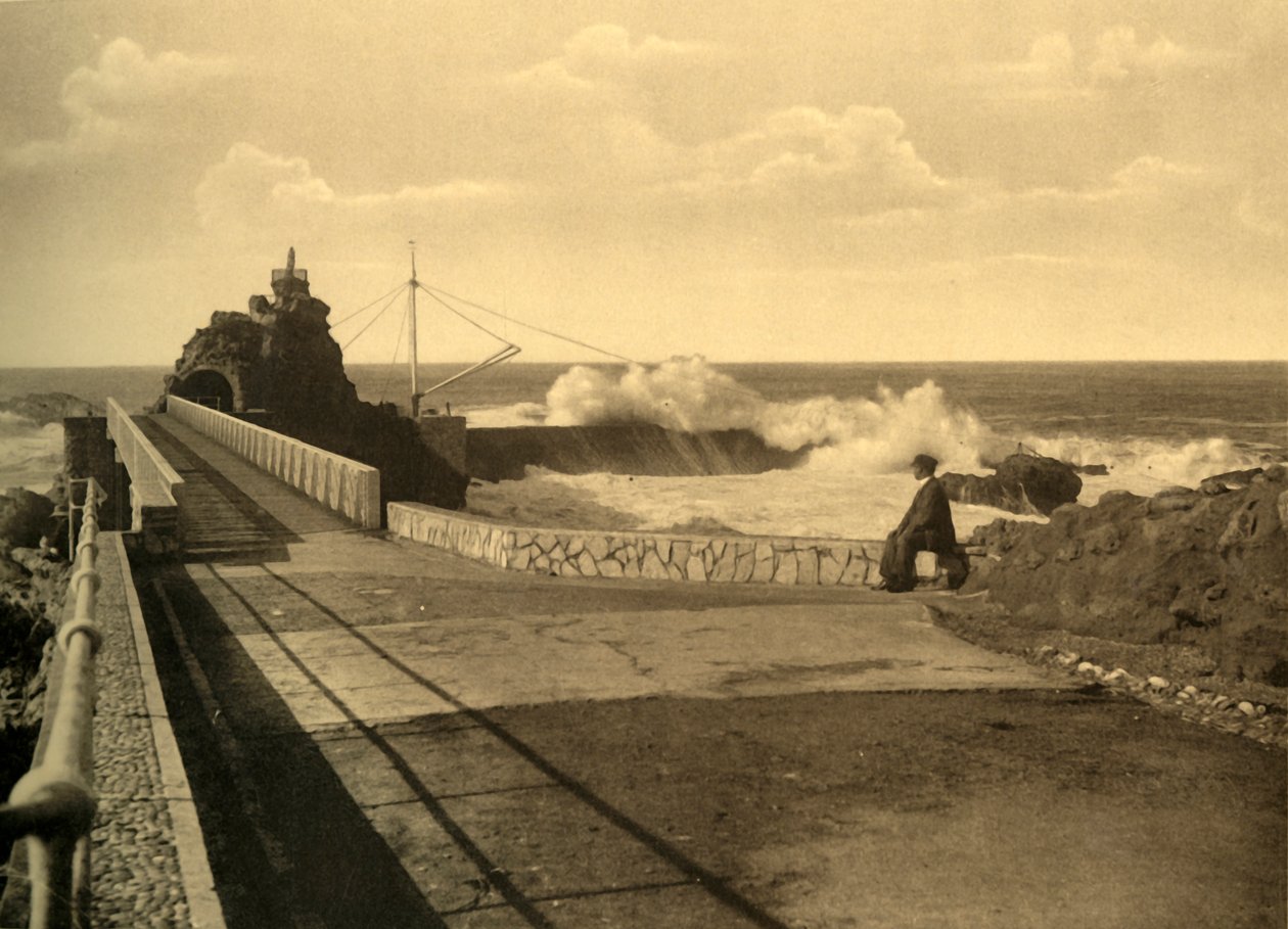 Biarritz - Ved Rocher de la Vierge ved store remps, c1930. af Unbekannt