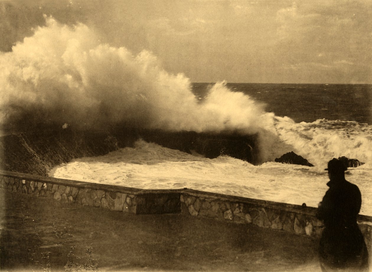 Biarritz - Bølgeeffekt ved dæmningen af ​​Rocher de la Vierge, c1930. af Unbekannt