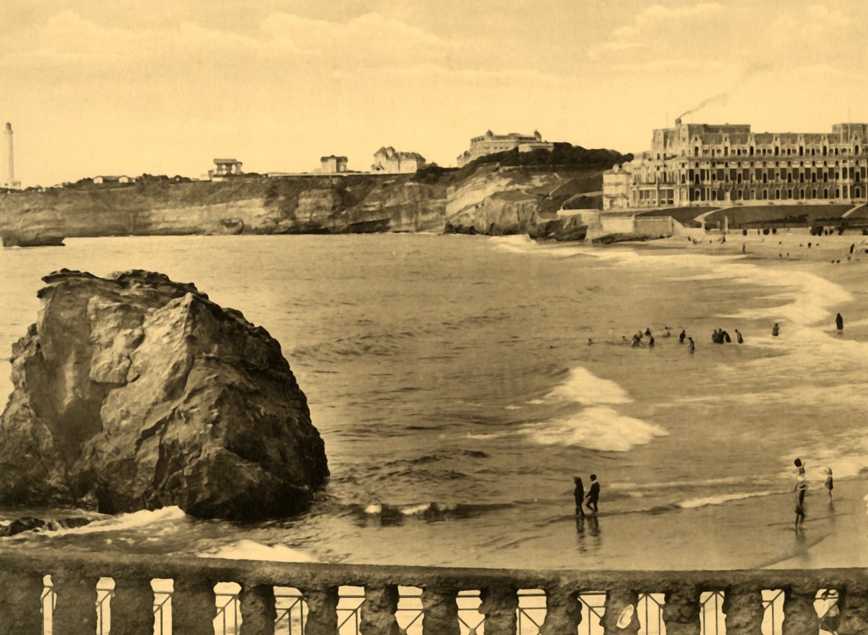 Biarritz - Hotel du Palais og bugten, c1930. af Unbekannt
