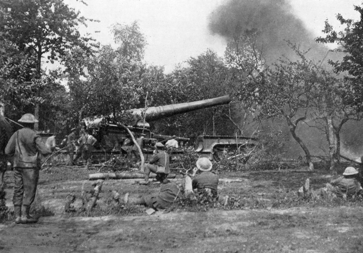 Stor jernbanekanon affyring under fremrykningen i vest, Første Verdenskrig, 1914-1918, c1920 af Unbekannt