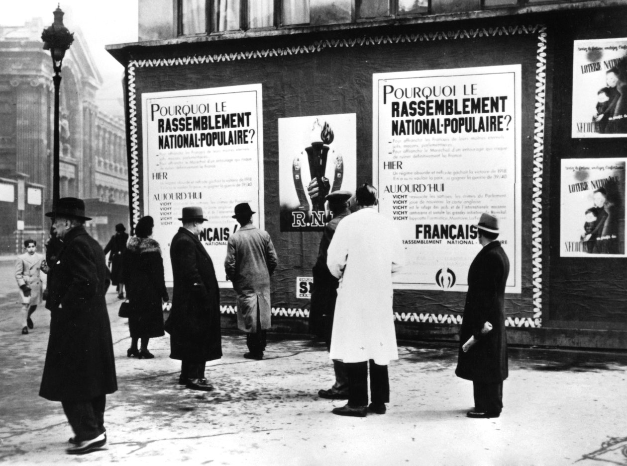 Billboard med Rassemblement Nationale Populaire plakater, tysk-besatte Paris, februar 1941 af Unbekannt