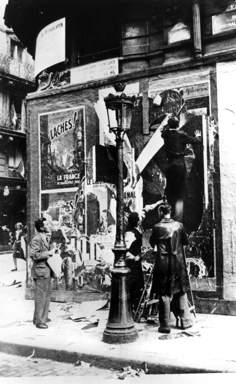 Billboard med mænd, der sætter propagandaplakater op, Paris, Anden Verdenskrig, 1939-1945 af Unbekannt