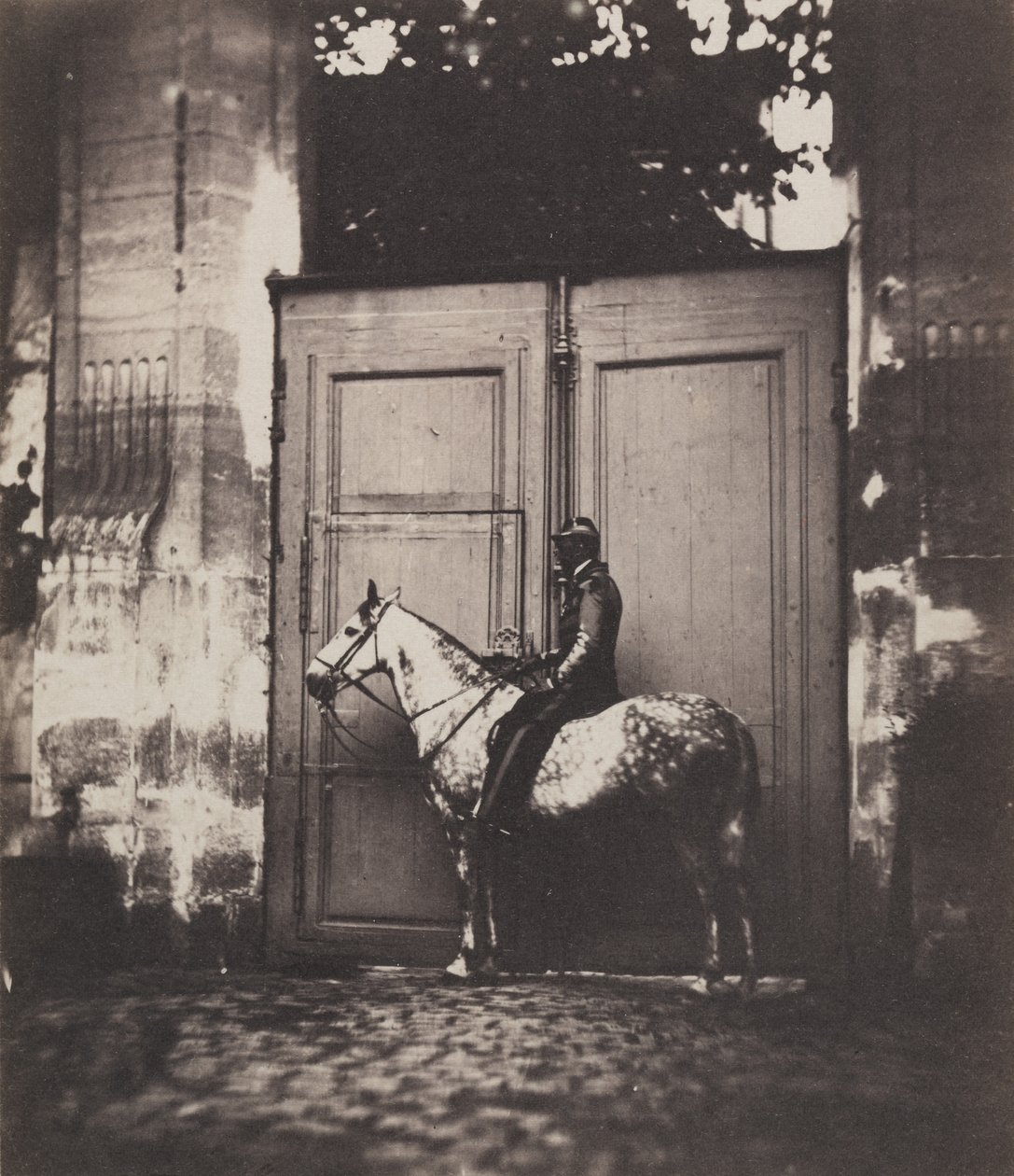 Black Horseman foran en døråbning, ca. 1855. af Unbekannt
