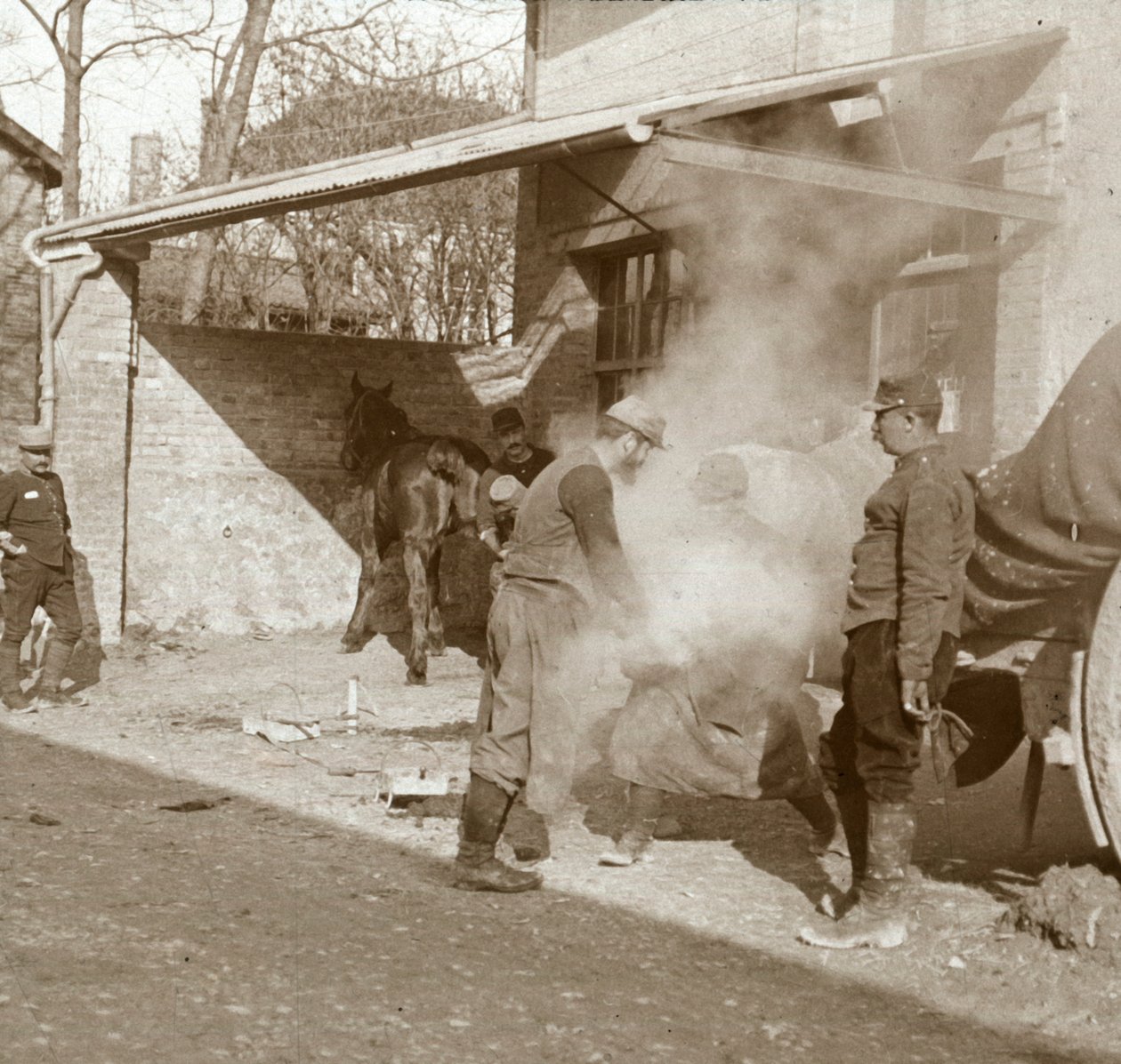 Smedeskohest, Suippes, Nordfrankrig, c1914-c1918 af Unbekannt