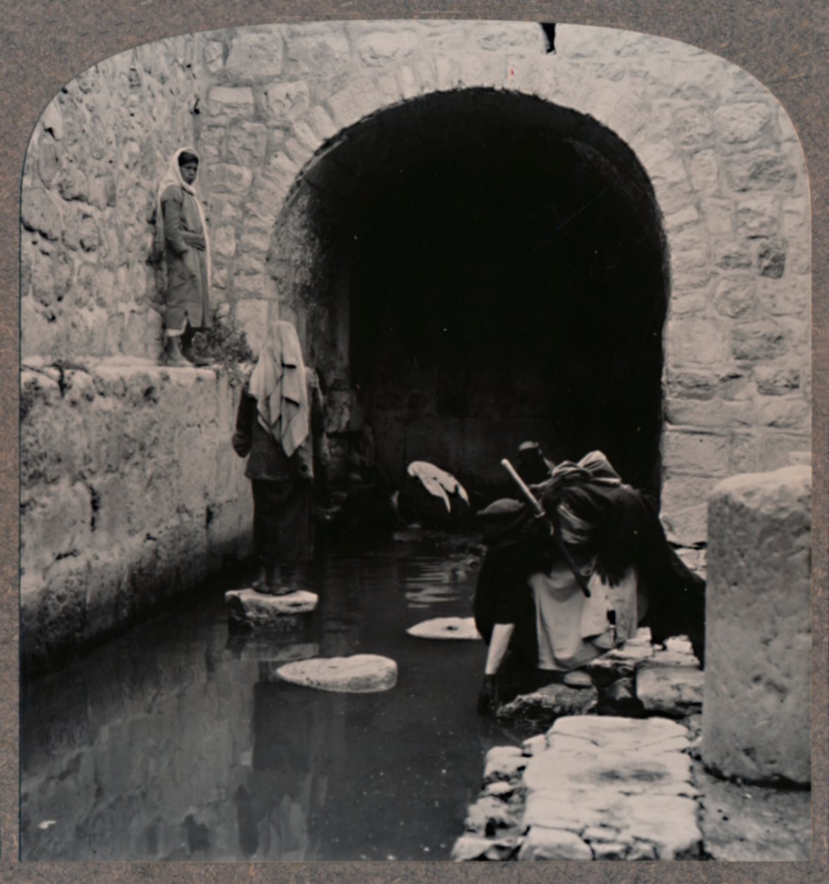 Blinde mænd vasker øjne i Siloam-dammen, ca. 1900 af Unbekannt