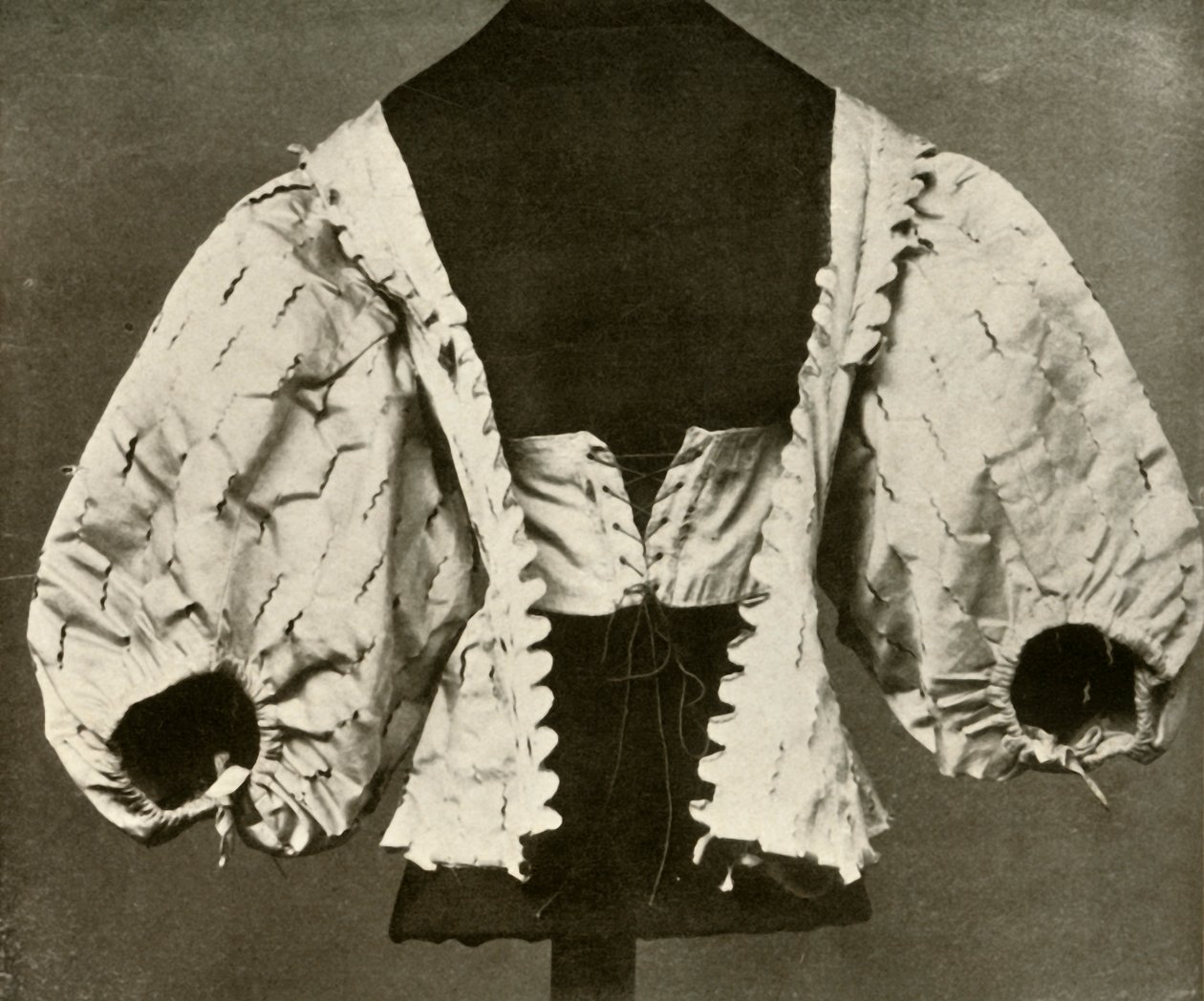 Overdel af hvid satin skåret og pinked, c1620-1640, 1937. af Unbekannt