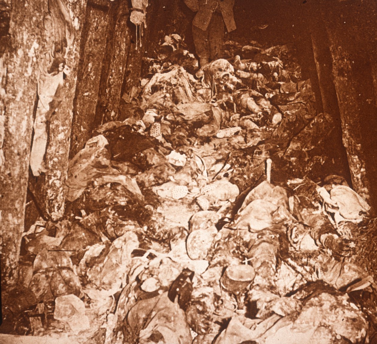 Lig i tunneler under Mount Cornillet, Champagne, Nordfrankrig, c1917 af Unbekannt