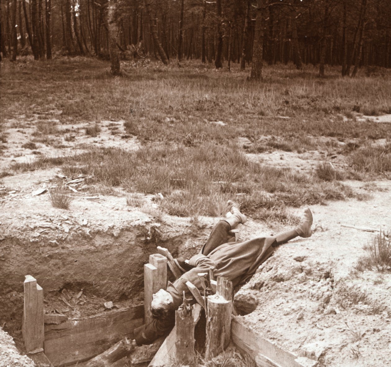Lig af død soldat, Argonne, Nordfrankrig, c1914-c1918 af Unbekannt