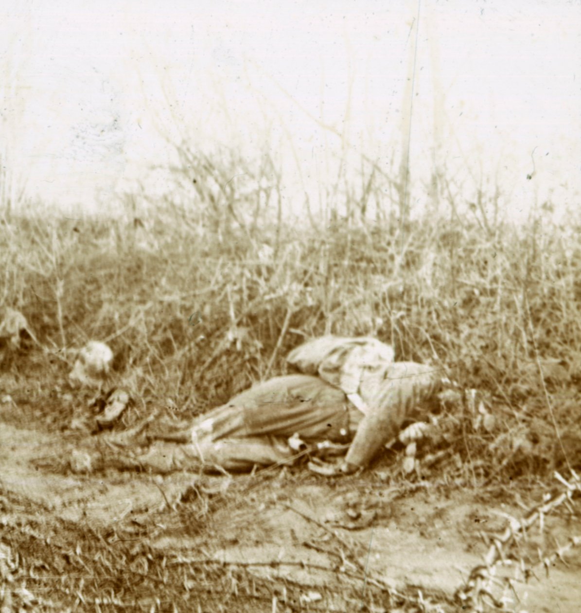 Lig af død soldat, Château-Porcien, Nordfrankrig, c1914-c1918 af Unbekannt