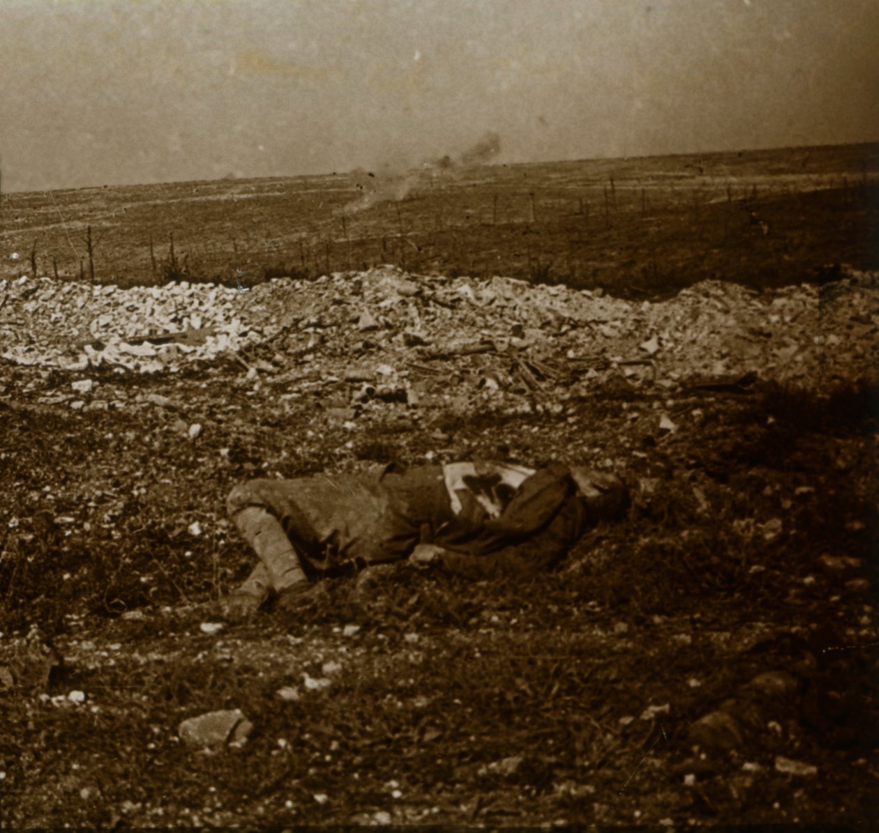 Lig med spærreild i det fjerne, c1914-c1918 af Unbekannt