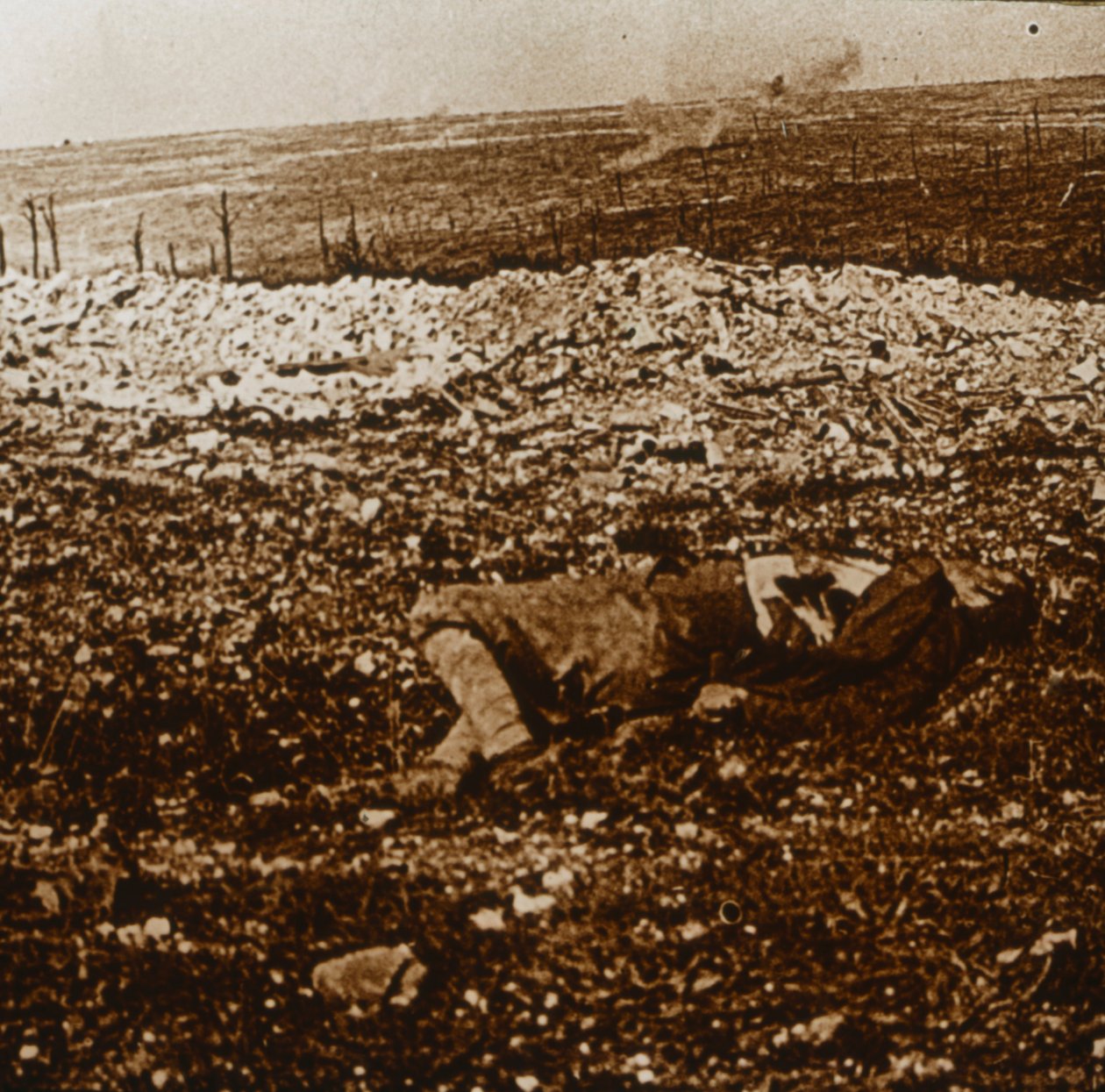 Lig med spærreild i det fjerne, c1914-c1918 af Unbekannt