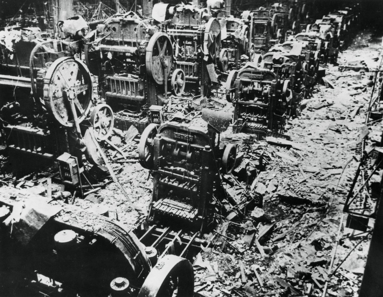 Bombeskader på en Renault-fabrik, Sevres, Paris, 4. april 1943 af Unbekannt