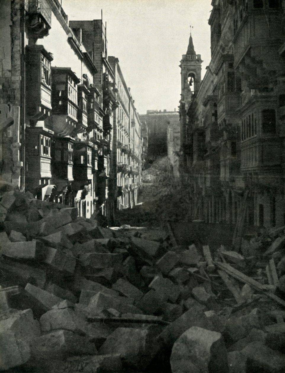Bombeskader på en maltesisk gade, Anden Verdenskrig, 1942 1944. af Unbekannt