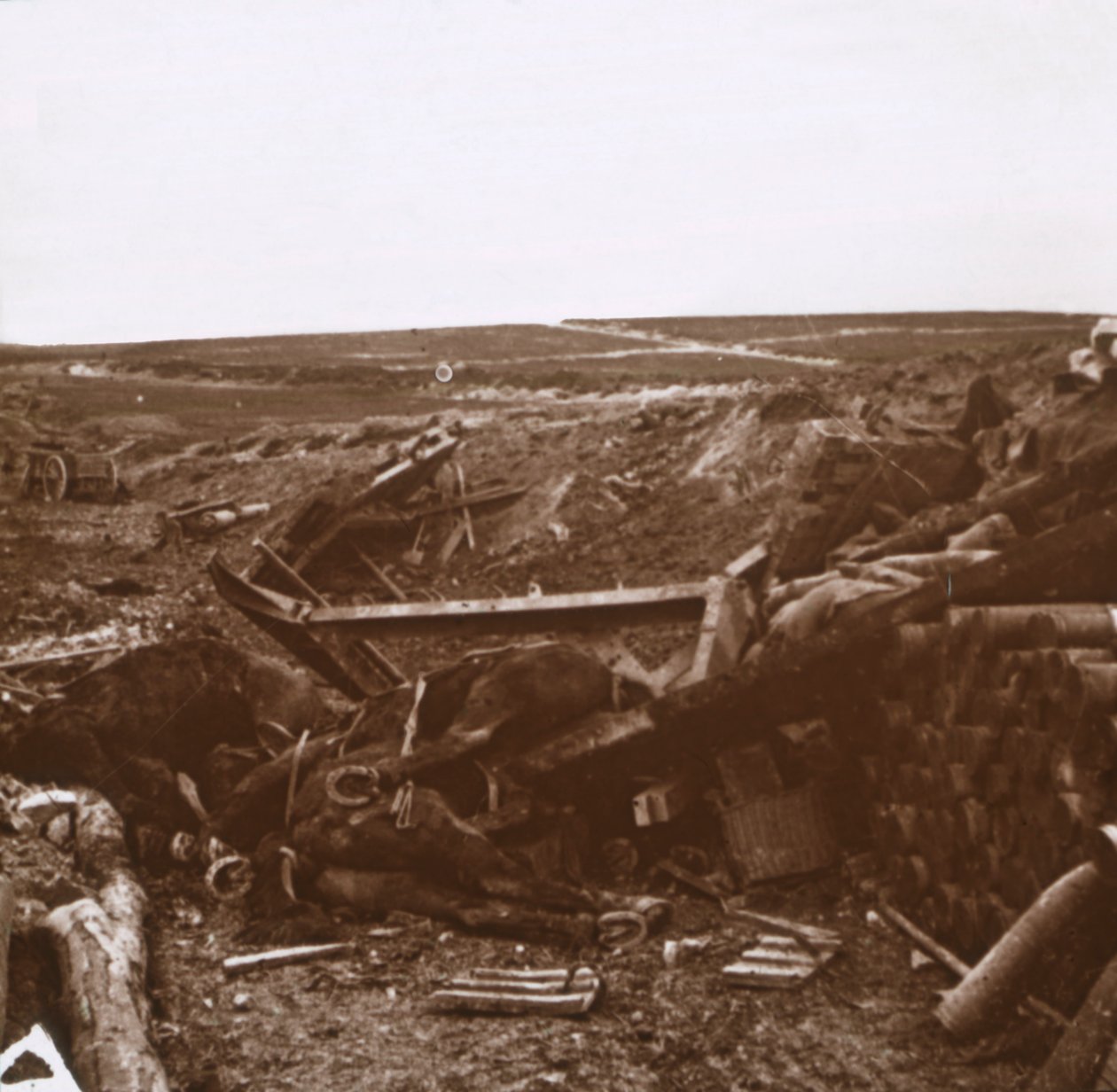 Bombarderet batteri, Clery, Frankrig, c1914-c1918 af Unbekannt