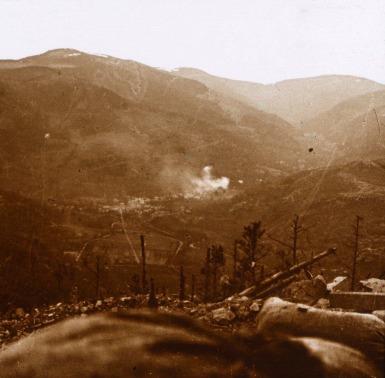 Bombardement, Metzeral, Nordfrankrig, c1914-c1918 af Unbekannt