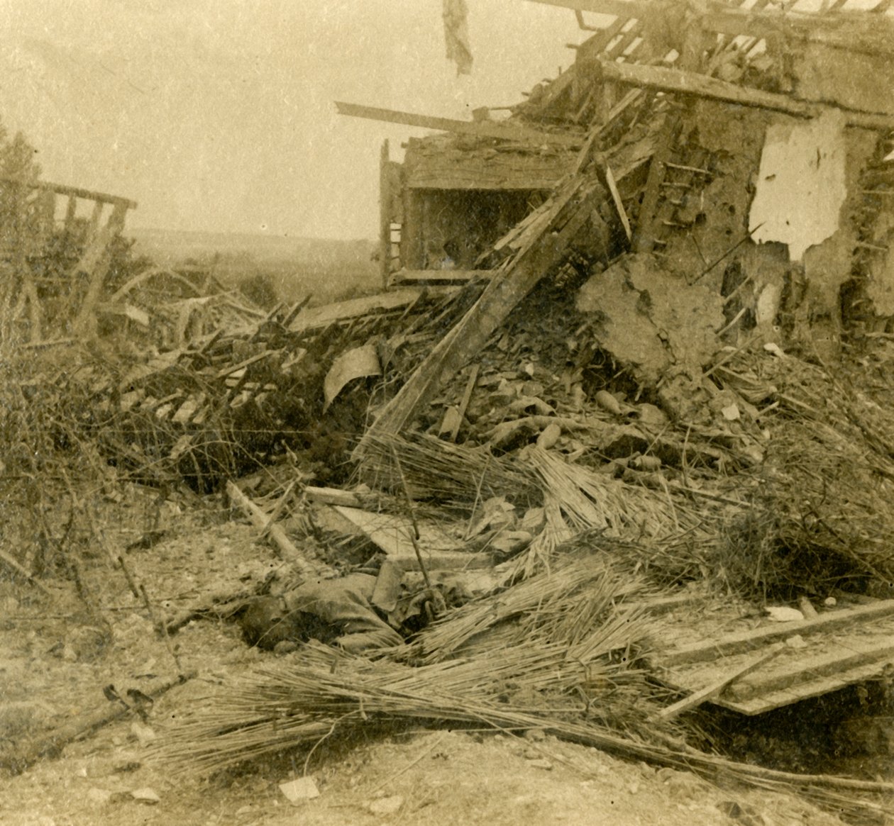Udbombet bygning, lig af død soldat i forgrunden, 1916 af Unbekannt