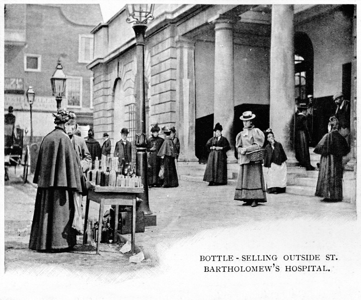 Flaske sælges uden for St Bartholomews Hospital, London, c1903 1903 af Unbekannt