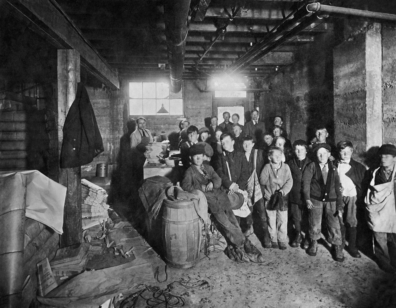 Drenge henter papirer til salg, USA, ca. 1919 (s/h-billede) af Unbekannt