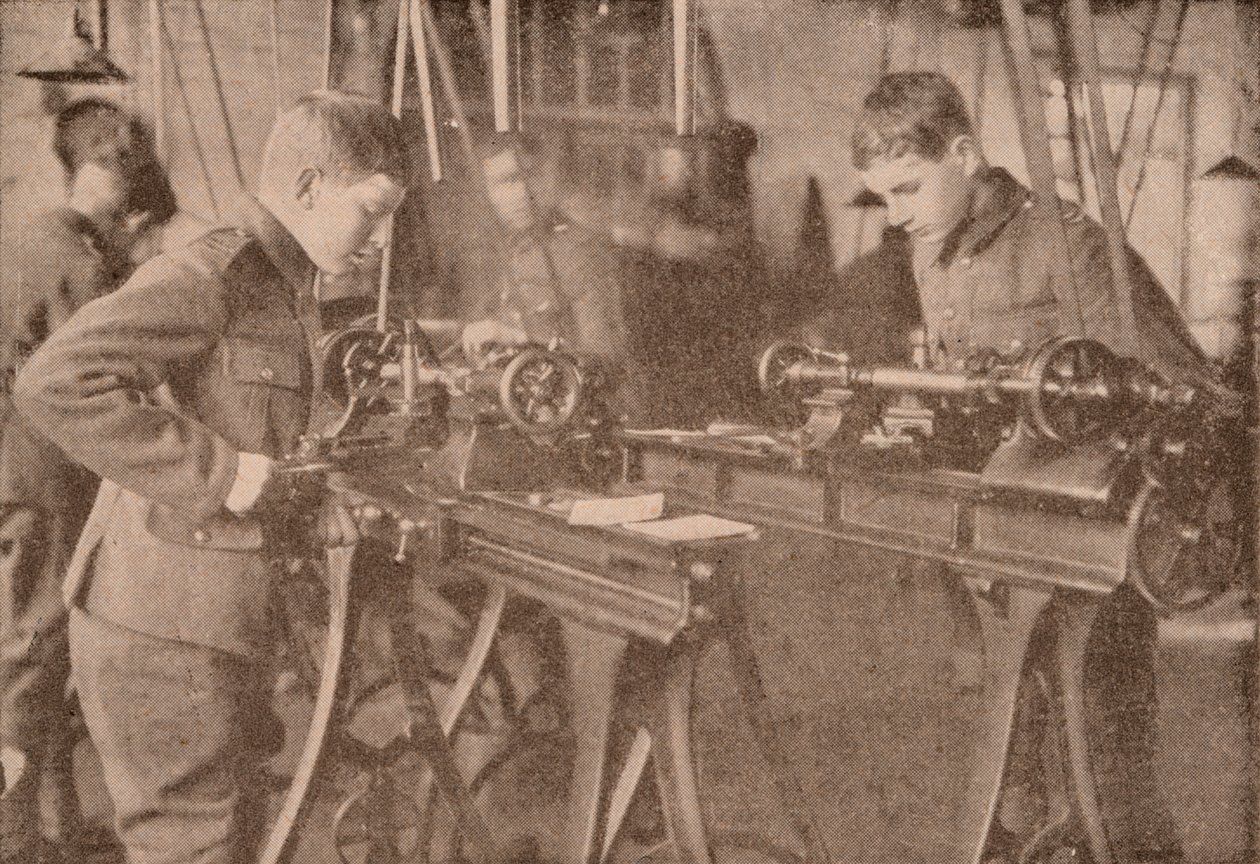 Boys of Bradfield College fremstiller skaldele, Berkshire, c1916 1928 af Unbekannt
