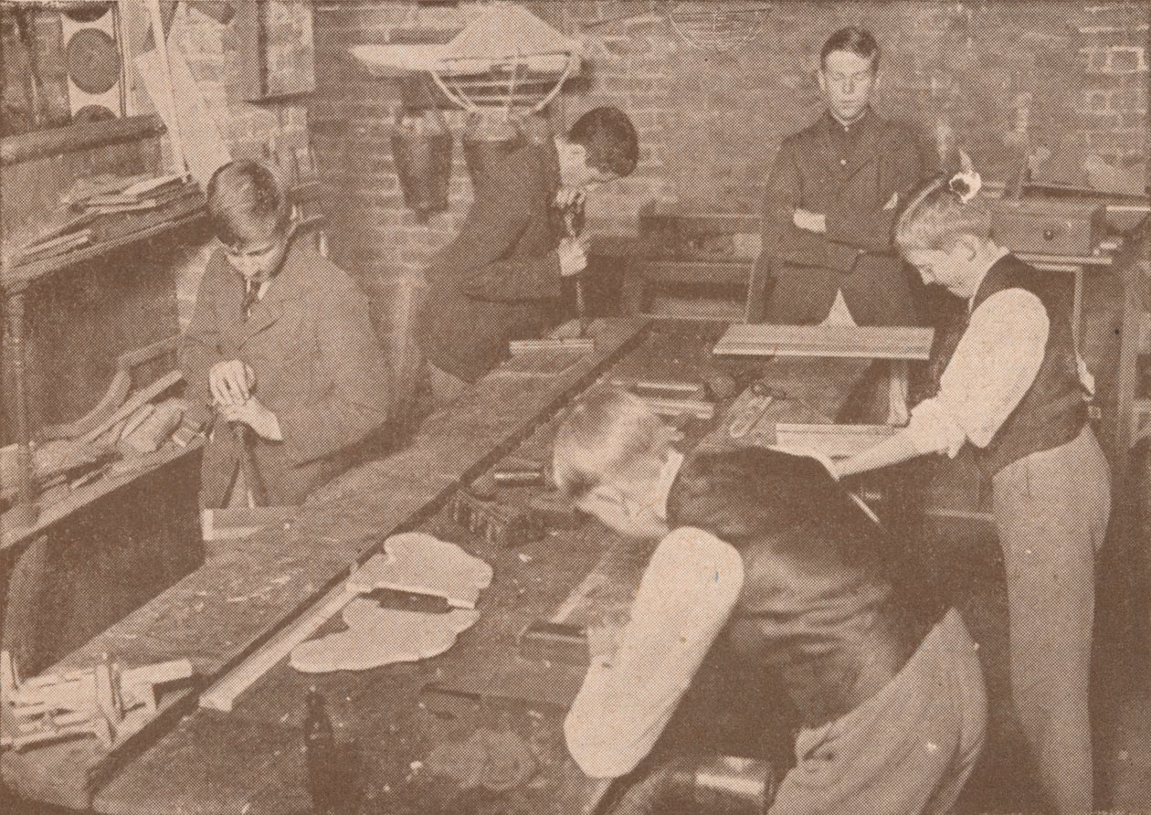 Boys of Harrow School laver skinner, krykker og andre artikler til sårede, c1916 1928 af Unbekannt
