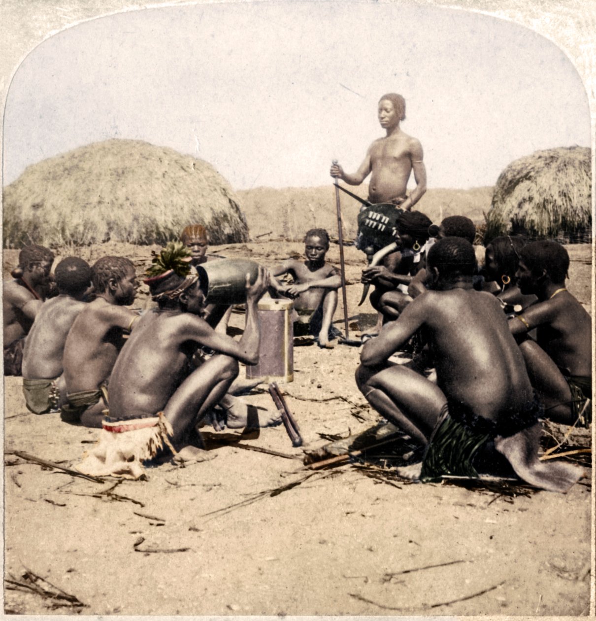 Braves fra en Zulu Village holder et råd nær Umlaloose River, Zululand, S.A., 1901 af Unbekannt