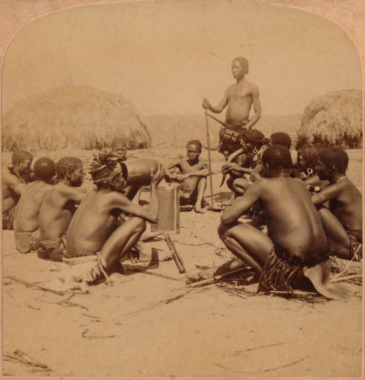 Braves fra en Zulu Village holder et råd nær Umlaloose River, Zululand, S.A., 1901 af Unbekannt
