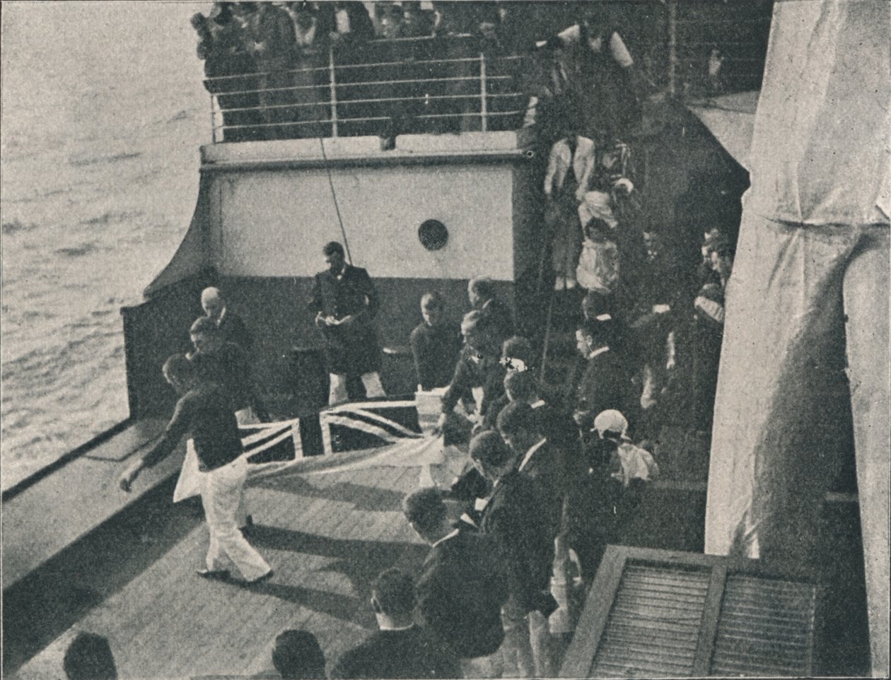 Bringing the Body on Deck, c1900, 1910 af Unbekannt