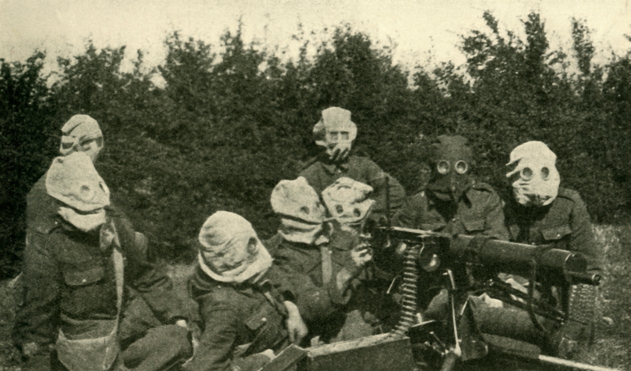 ...britisk maskingeværsektion iført antigasmasker, Første Verdenskrig, 1914-1918, c1920. af Unbekannt