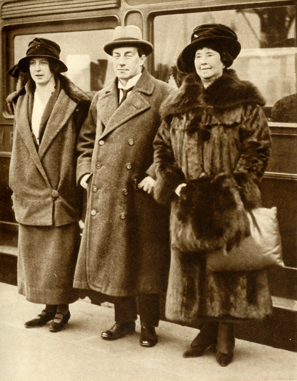Den britiske premierminister Stanley Baldwin med sin kone og datter, London, 27. januar 1923, 1935. af Unbekannt