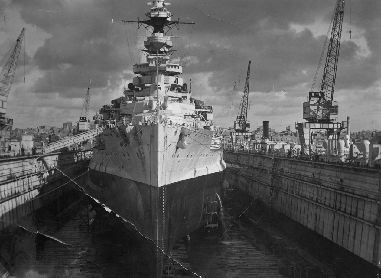 Britisk slagskib HMS Malaya i en flydedok, Malta, c1937 af Unbekannt