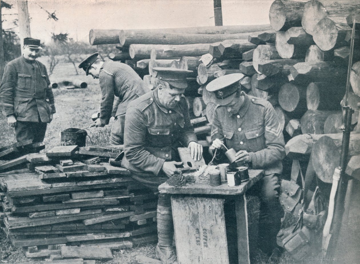Britiske ingeniører med ekspeditionsstyrken laver håndgranater af tobaksdåser, c1914 af Unbekannt
