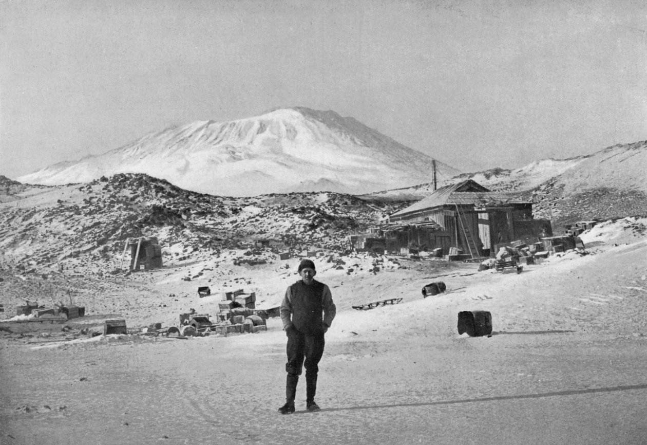 Britisk opdagelsesrejsende Ernest Shackleton ved Cape Royds base camp, Antarktis, 1908 af Unbekannt