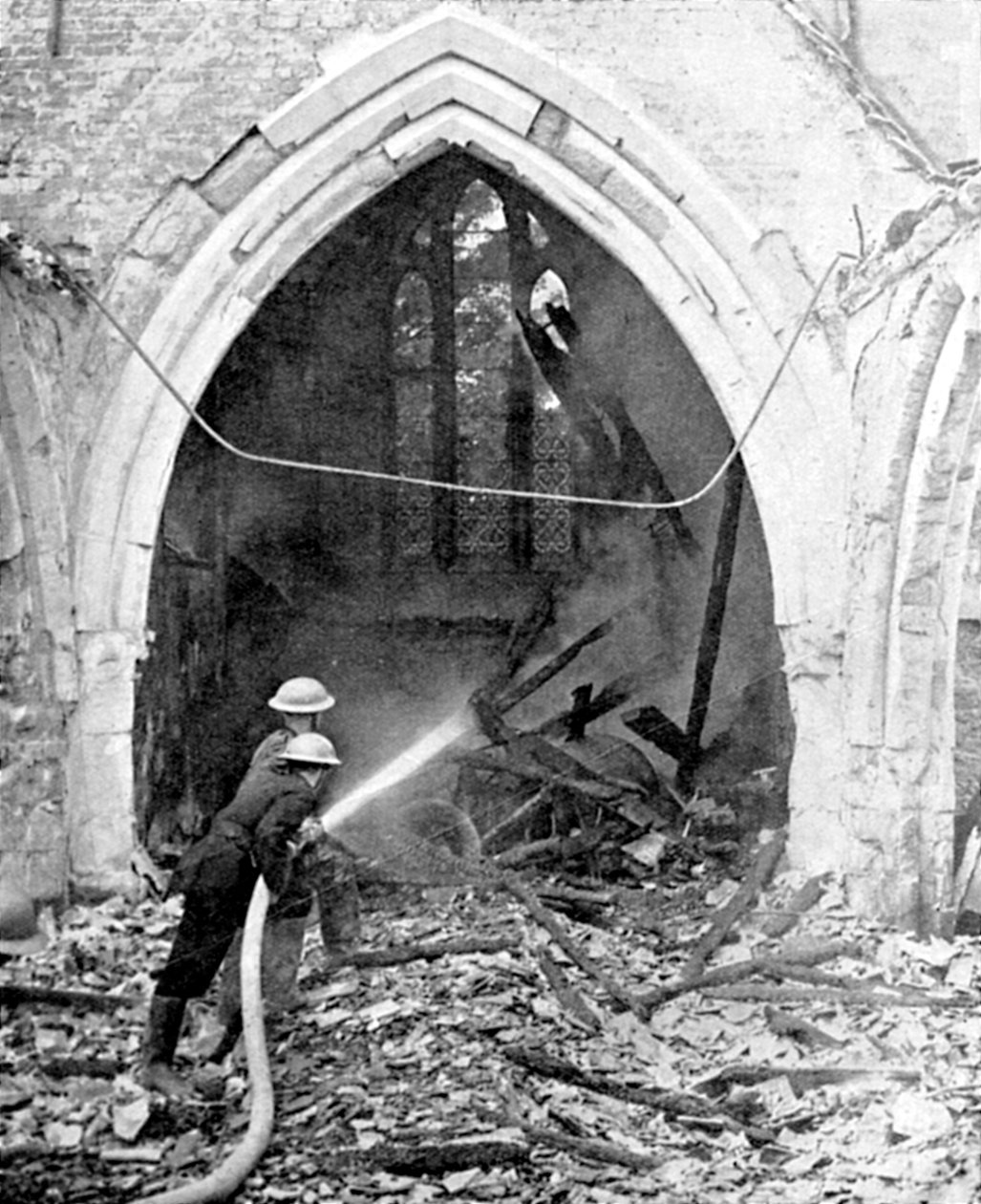 Britiske brandmænd dæmper en bombet kirke, Anden Verdenskrig, juni 1940 af Unbekannt