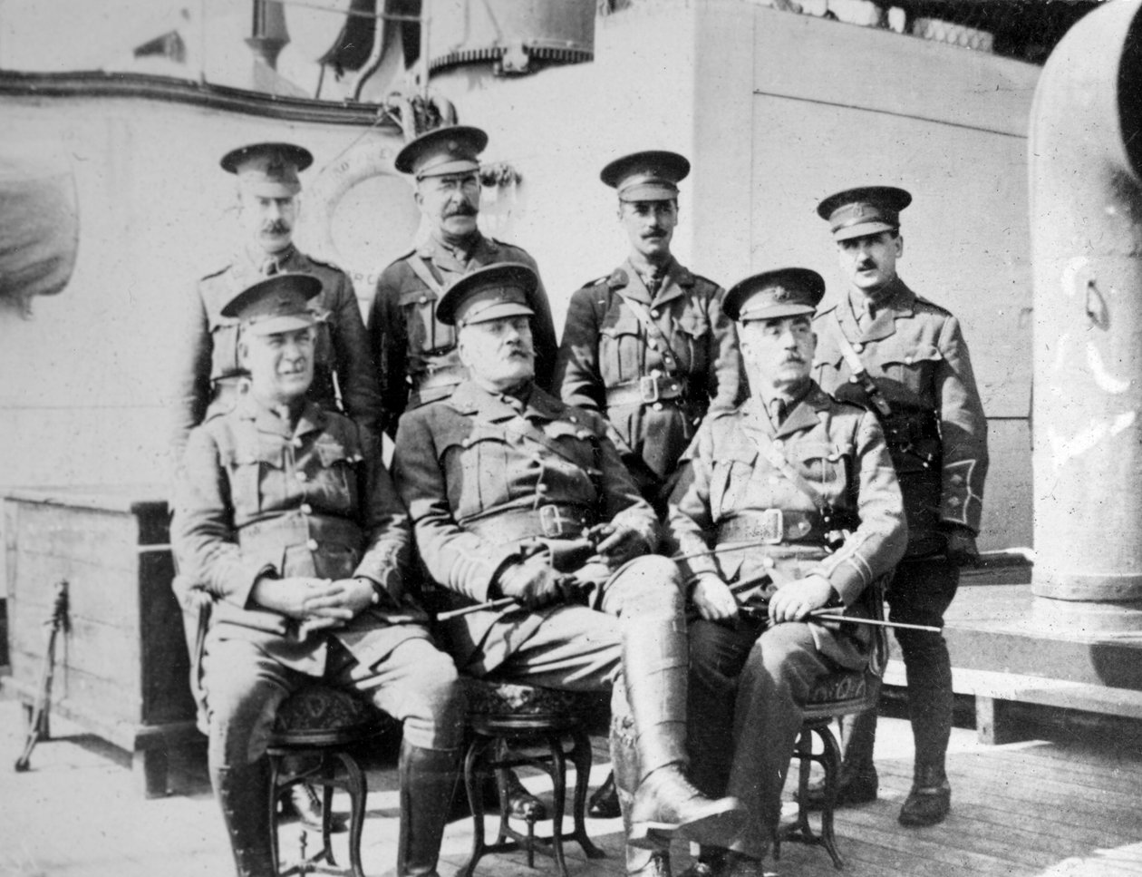 Britiske officerer på fængselsskibet Royal Edward fortøjede lige ved Southend, november 1914 af Unbekannt