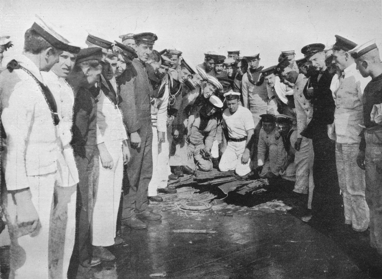 Britiske sømænd runder et hul i dækket af deres fartøj, 1915 af Unbekannt