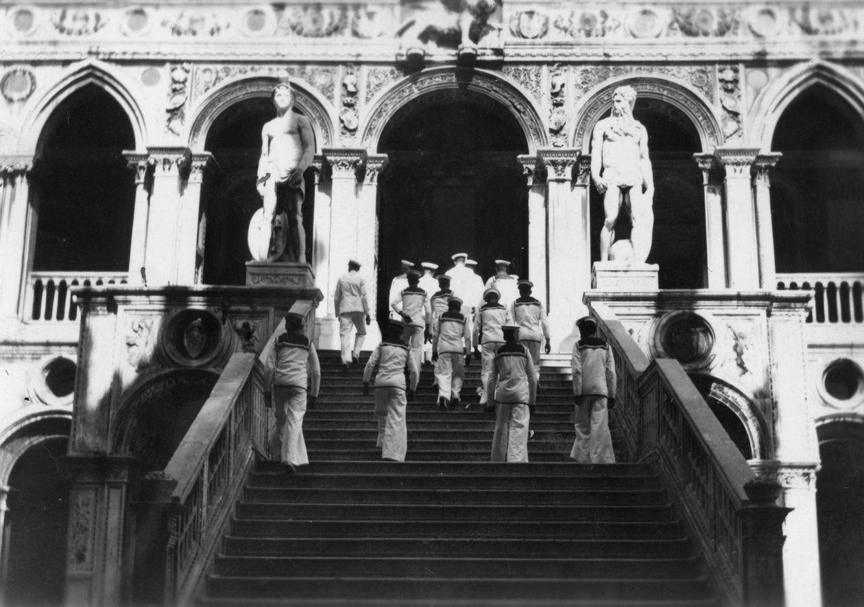 Britiske sømænd besøger Dogespaladset, Venedig, Italien, 1938 af Unbekannt